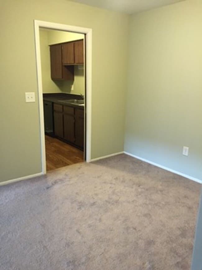 Building Photo - Royal Oak One Bedroom Apartment