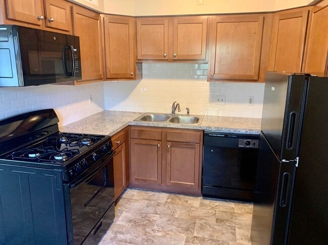 Building Photo - 2 Bedroom/1.5 Bathroom Apartment - First Floor