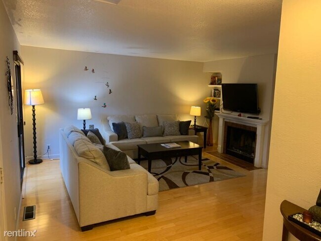 Foto del edificio - 2 br, 2.5 bath Townhome - 38450 Redwood Ter