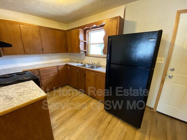 Building Photo - 806 S Crutcher Ave