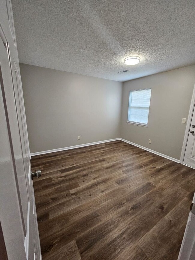 Building Photo - Three bedroom, two bath condo in High Point