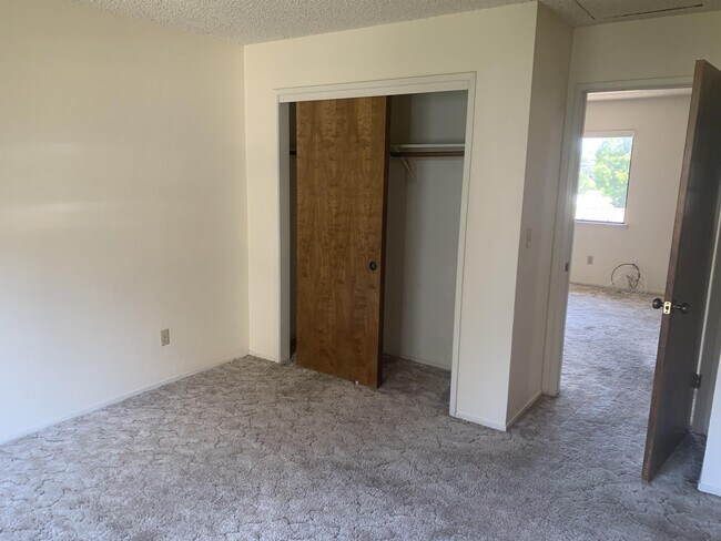 Building Photo - 1420 Woodside Dr
