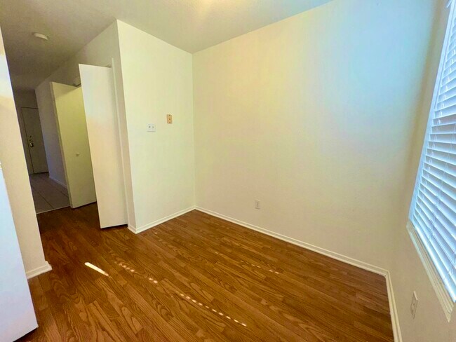 Foto del edificio - 1112 Leslie Cir