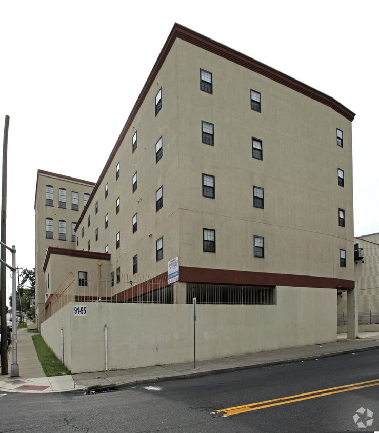 Primary Photo - Belmont/McBride Apartments