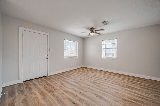 Foto del edificio - 8814 Manus St