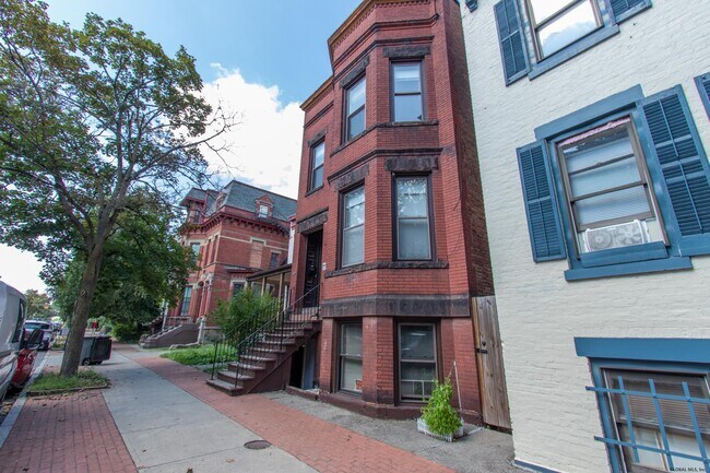 Foto del edificio - 341 Madison Ave