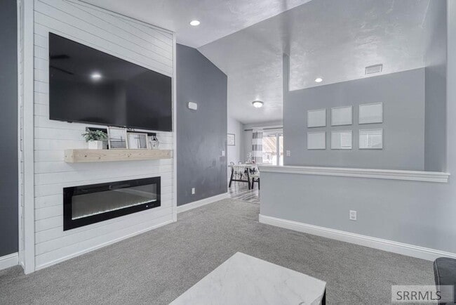 Building Photo - Beautiful 5 Bedroom, 3 Bath Home