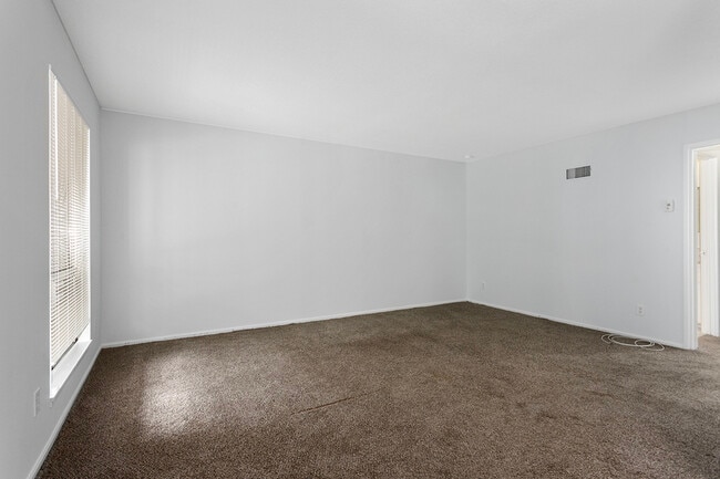 Building Photo - 506 W 89th St