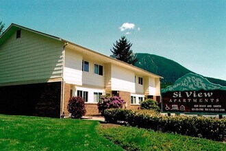Building Photo - 424 Healy Ave S