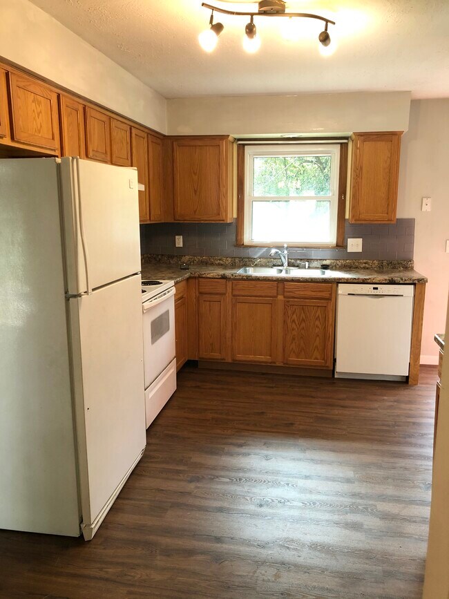 Foto del edificio - 2540 Cedarwood Ave