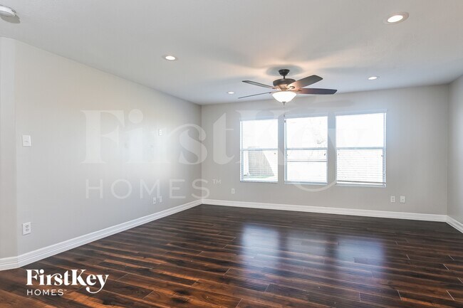 Foto del edificio - 8003 Ginger Park Dr