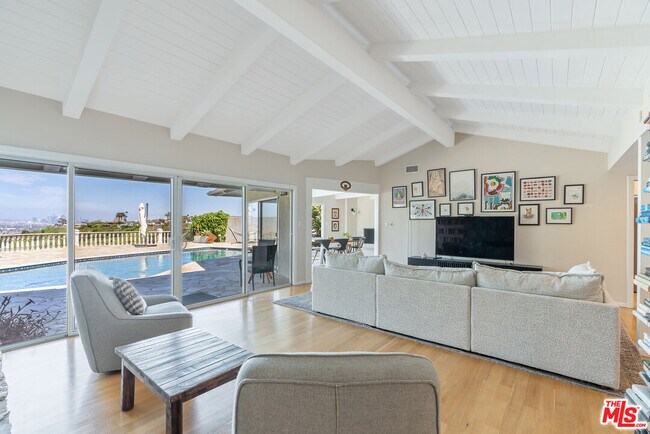Foto del edificio - 4246 Cloverdale Ave