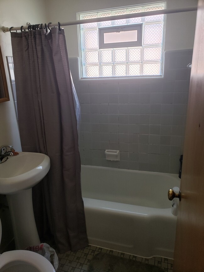 Apt 2 Bathroom - 3235 S 48th St