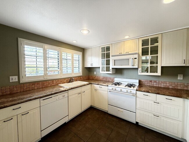 Building Photo - Stunning 3B/3BA Townhome in Carmel Valley!