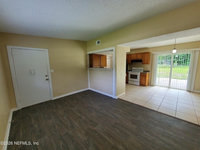 Building Photo - 2815 Brackridge Blvd E