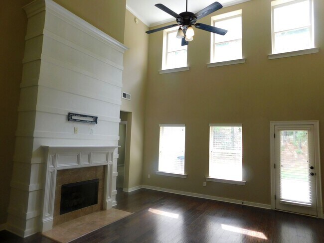 Building Photo - Welcome Home to Luxury Living in Lake Cyrus!