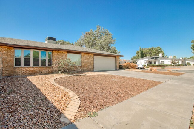 Foto del edificio - Stunning eastside rental in highly desirable area!