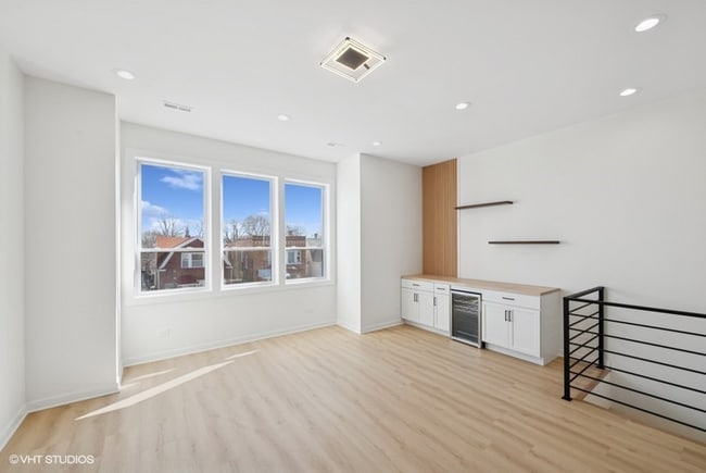Building Photo - 1052 N Central Park Ave