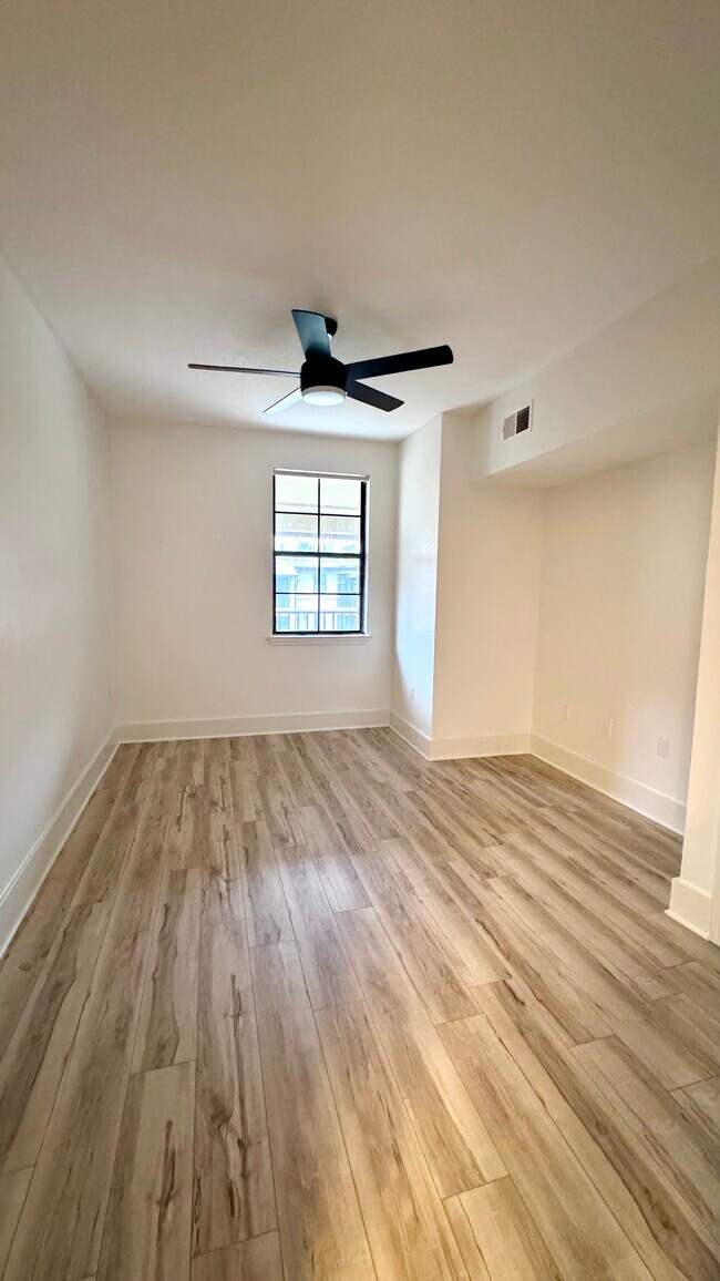 Building Photo - 911 N Orange Ave