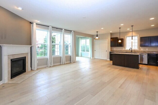 Building Photo - 5 Bedroom 4 Bathroom Home With Finished Ba...