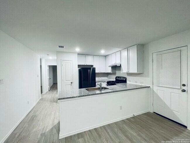 Building Photo - 434 De Herrera