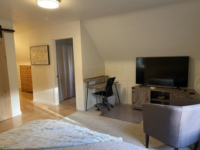 Foto del edificio - STUDIO - Large 500 Sq Ft Apartment in Jane...