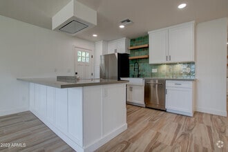 Building Photo - 4806 S La Rosa Dr
