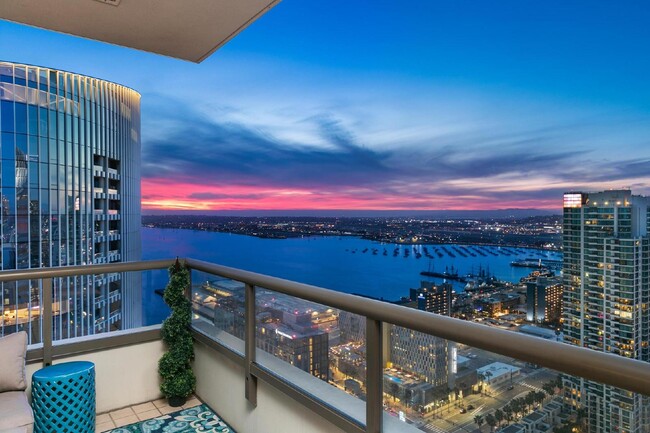 Building Photo - Electra 37th Floor with Sweeping Views