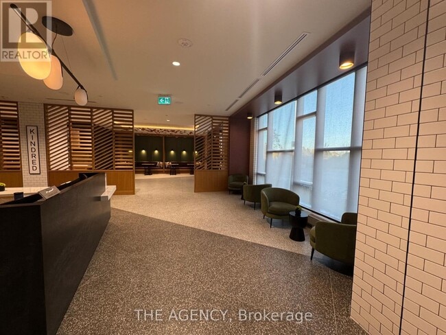 Photo du bâtiment - 2495 Eglinton Ave W