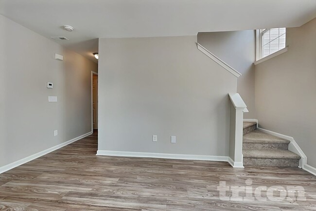 Building Photo - 2120 Clear Brook Dr