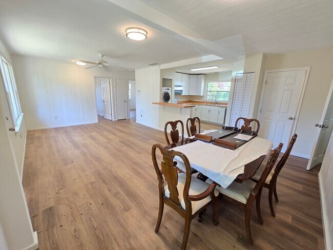 Building Photo - Charming 3 Bed / 2 Bath Annual Rental in S...
