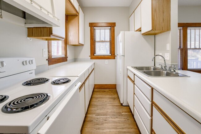 Foto del edificio - Charming 2 Bed Home | Hardwood Floors | Huge Basement | Small Dog Friendly