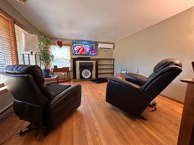 Building Photo - Cozy & Convenient 2-Bedroom Home with Larg...
