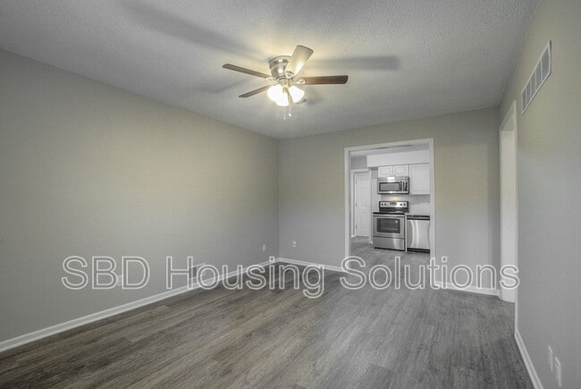 Building Photo - 11813 Henry Ave