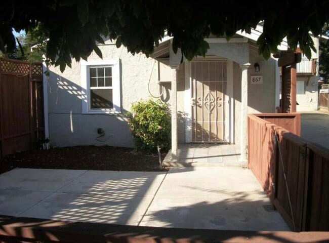 Building Photo - 867 Paula St