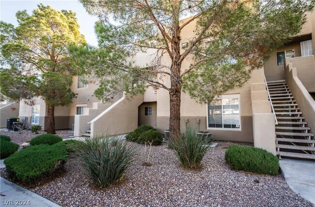 Building Photo - 1908 Villa Palms Ct