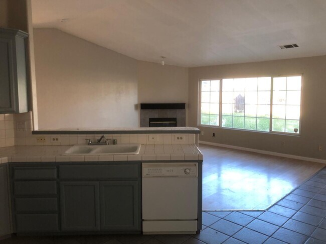 Cocina + sala + vista al patio - 1634 Fir Dr