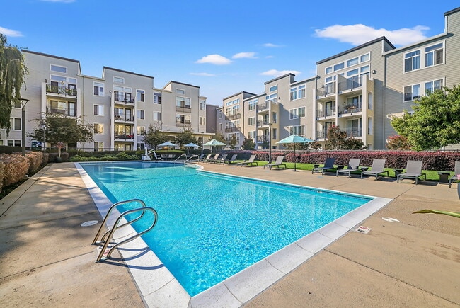 Building Photo - The Courtyards at 65th Street