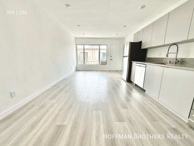 Building Photo - 318 S Mariposa Ave
