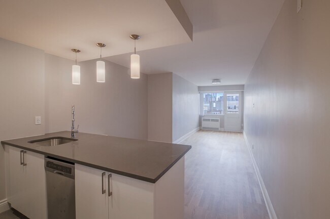 Building Photo - 3460 Rue Durocher