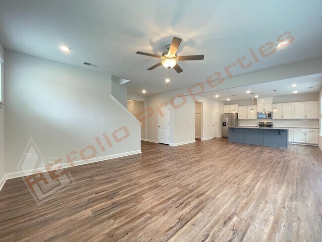 Foto del edificio - Lovely 4 Bedroom 2-Car Garage Home with Guest Suite in Main Level @ Sierra Heights, Clayton, Avai...