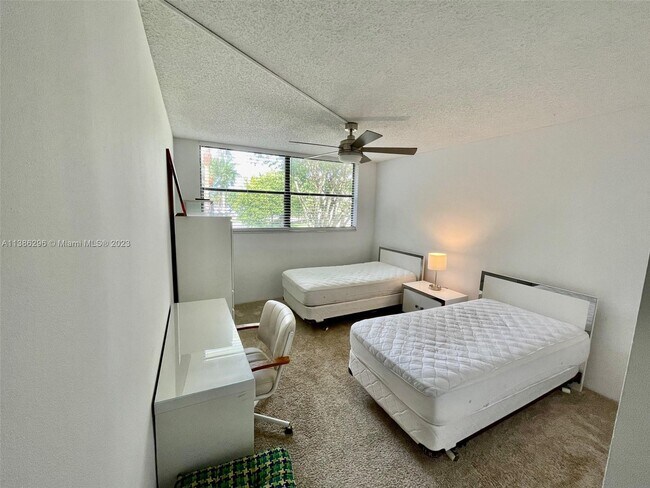 Foto del edificio - 16500 Golf Club Rd