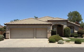 Building Photo - 682 W Raven Dr