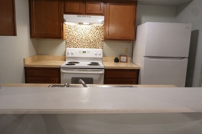Building Photo - 2 Bedroom 2 Bathroom End Unit Townhome Close to NAS. No additional fees