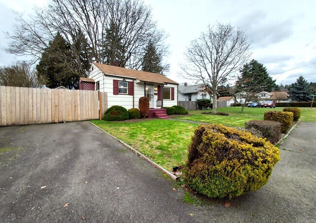 Building Photo - 1 Bedroom Bungalow in Tacoma with HUGE Fen...