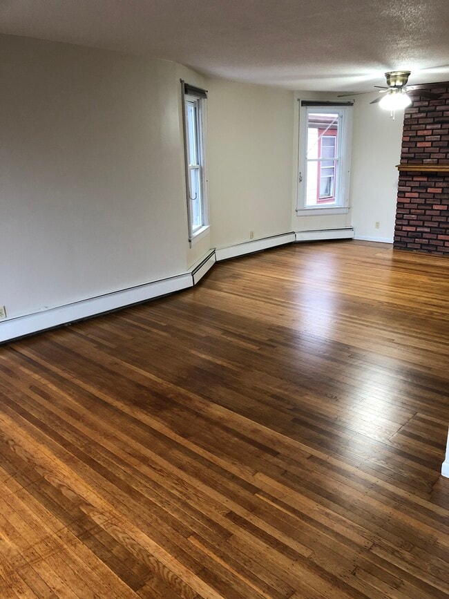 Living room - 1681 Amherst St