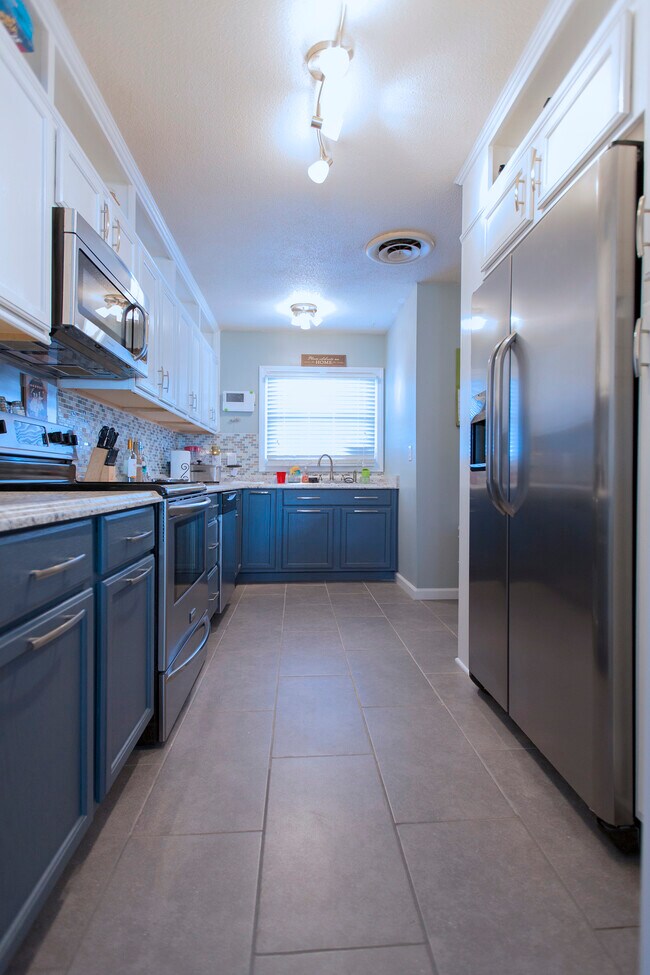 Building Photo - 3000 Golden Rd