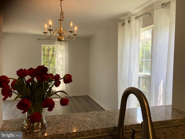 Building Photo - 5558 Clifton Crest Way