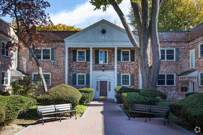 Entrance - 43 N Forest Ave