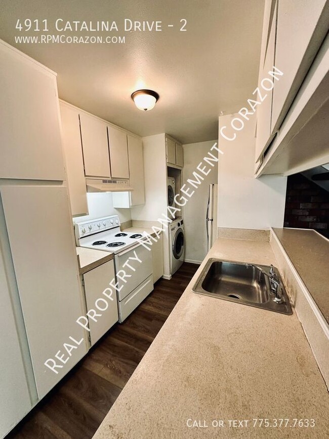 Building Photo - Two Story, Two Bedroom, One Bathroom Town-...